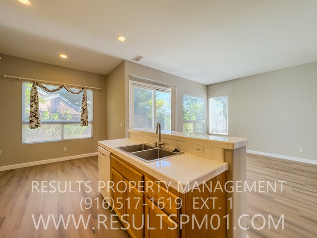 Building Photo - Lovely 4 bedroom Roseville home Olympus po...