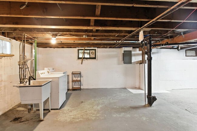 Building Photo - 5806 NE 60th Ave
