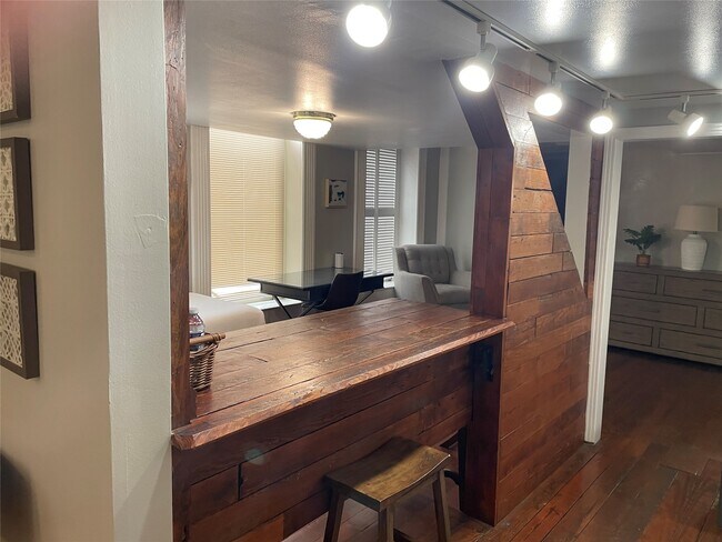 Building Photo - 2118 The Strand