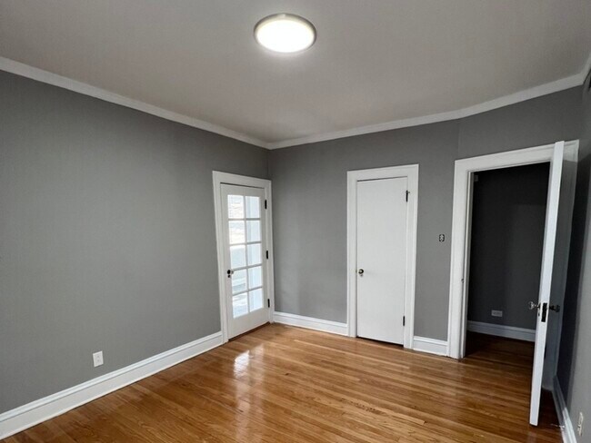 Building Photo - 7412 S South Shore Dr