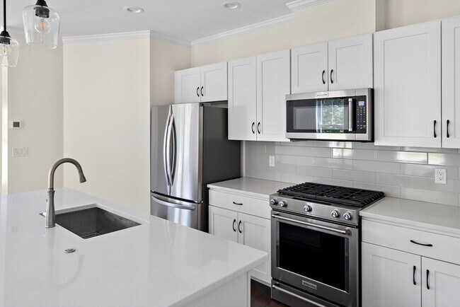 Building Photo - 19 Lily Pond Ln