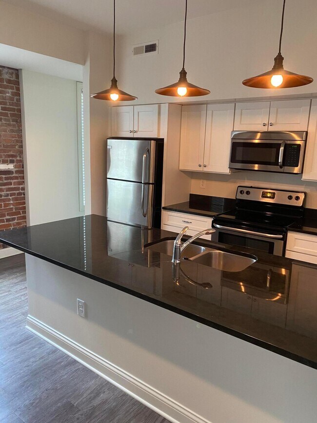 Building Photo - 738 Bryden Rd