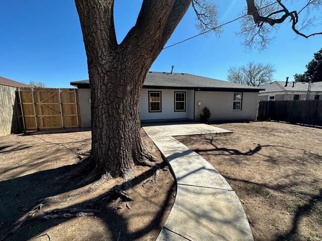 Building Photo - 2010 S Milam St