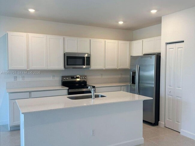 Building Photo - 363 SE Crossoak Ln