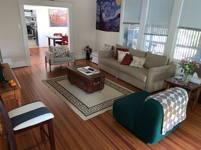 Building Photo - 909 W 30th St