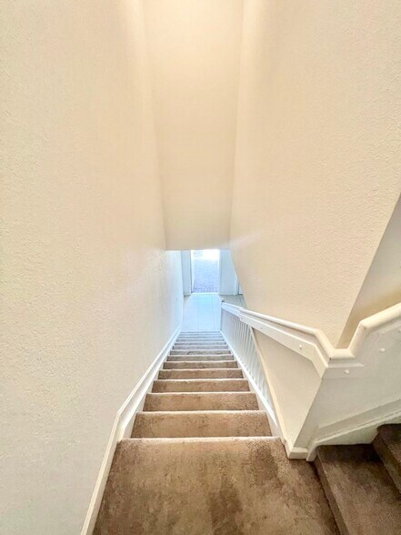 Building Photo - 575 NE 208th Ter