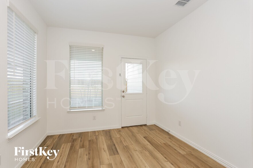 Building Photo - 10105 Elkhorn Dr