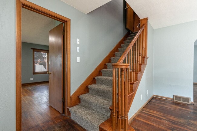 Building Photo - Adorable 4 bedroom | 2 bathroom | 2 car ga...