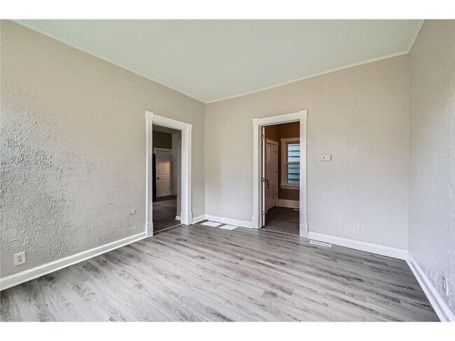 Building Photo - 911 Sims Ave