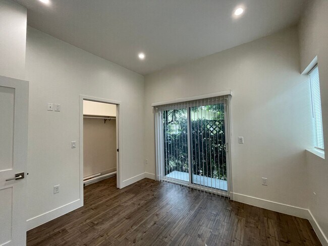 Building Photo - Beautiful Newly Renovated  1 bd 1ba Near M...