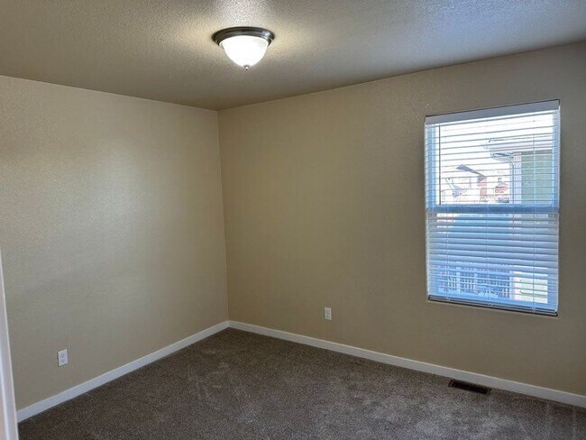 Building Photo - BEAUTIFUL 4BD HOME in NE COL SPGS w/ MAIN-LEVEL MASTER SUITE & AC - Security Deposit Alternative ...