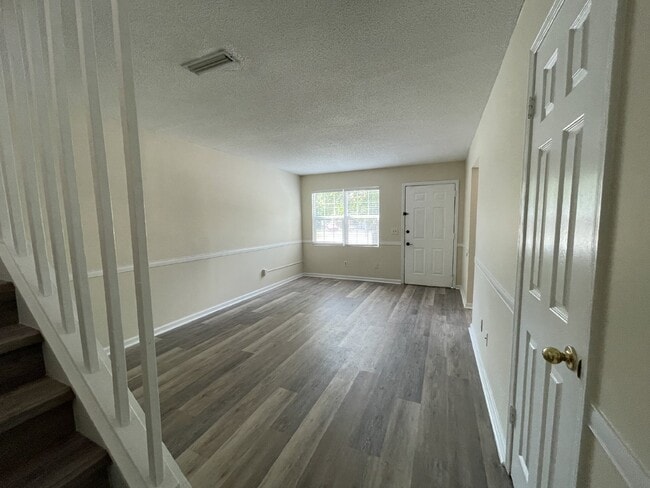 Building Photo - Town House For Rent