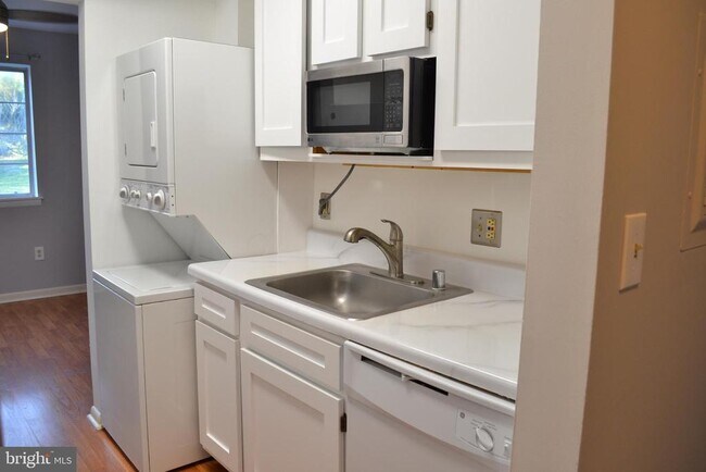 Primary Photo - 1523 Colonial Dr