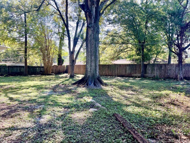 Building Photo - 512 Broadmoor Ave