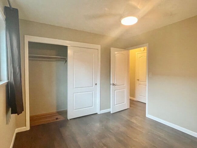 Building Photo - 1042 W Hacienda Ave