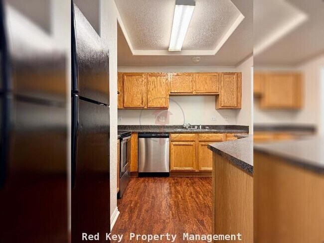 Building Photo - 40 W Townhome