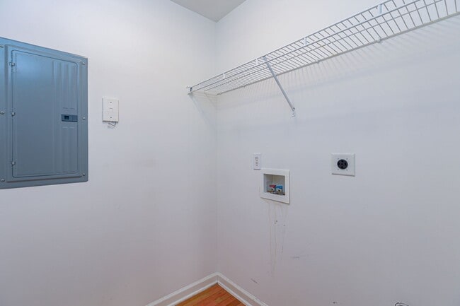 Building Photo - Cozy Greensboro 2 Bedroom 2 Bathroom Condo