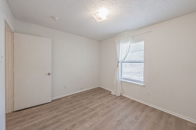 Building Photo - Super cute 2 bedroom 1 bath duplex