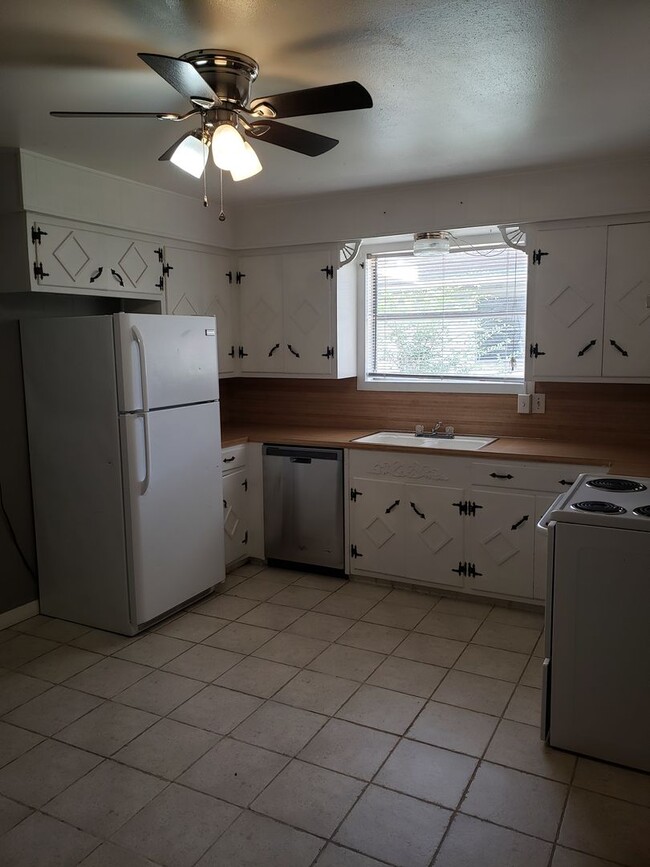 Building Photo - Mid April Move In