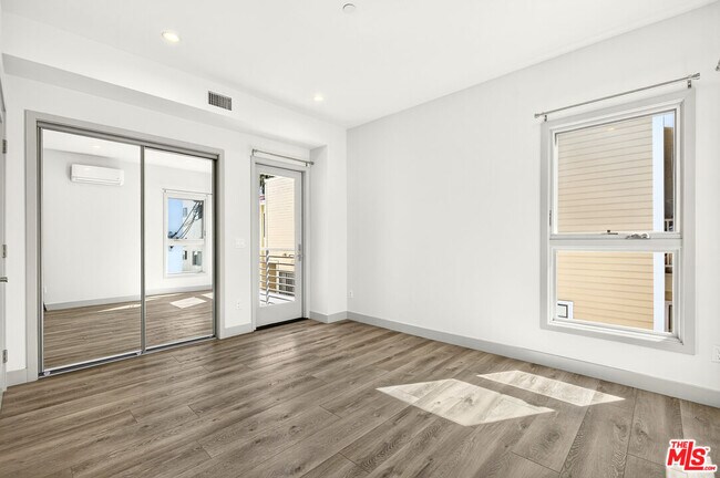 Building Photo - 440 Palm Dr
