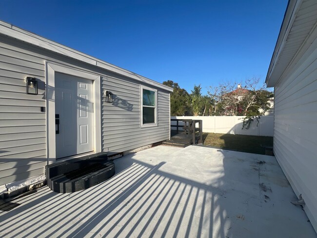 Building Photo - Beautiful Beachside 3 Bed 2 Bath Home Avai...