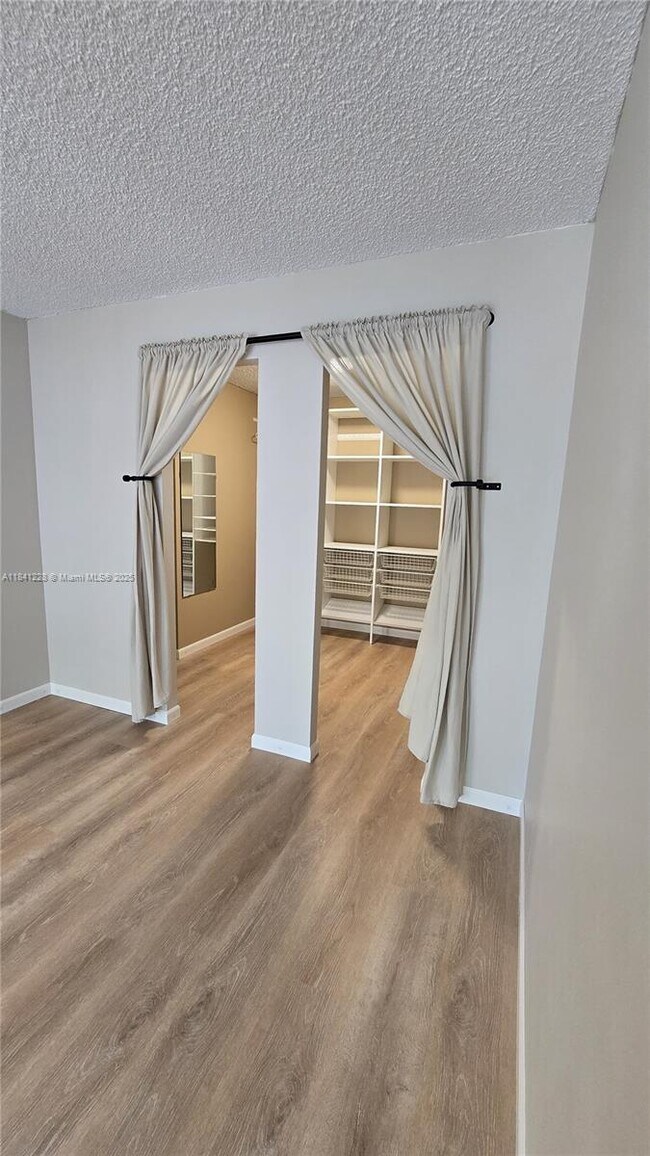 Building Photo - 1000 Parkview Dr