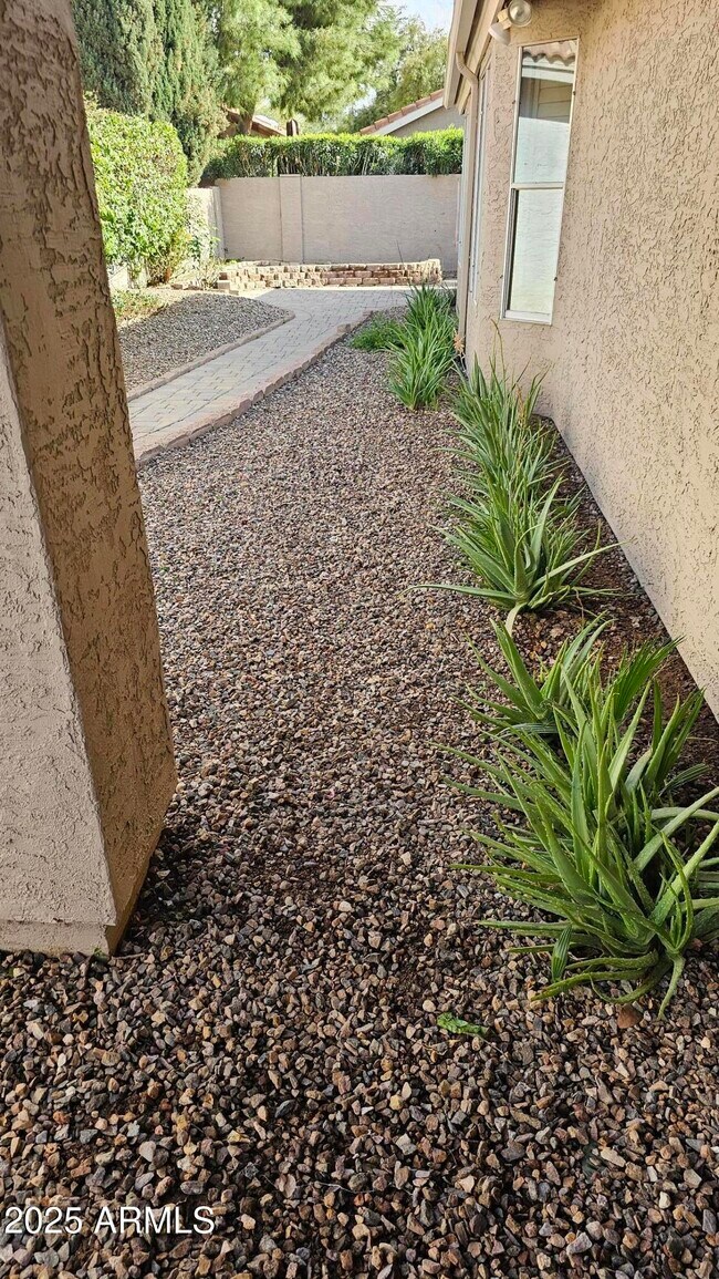 Building Photo - 8845 E Sunnyside Dr