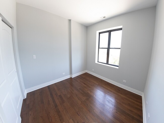 Building Photo - 2515 W Lawrence Ave