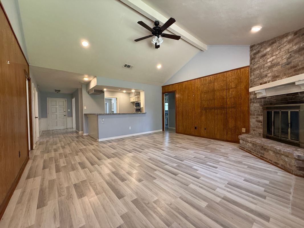 Building Photo - 422 Gamewood Dr