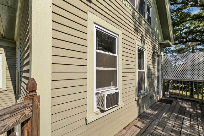 Building Photo - 172 Center St