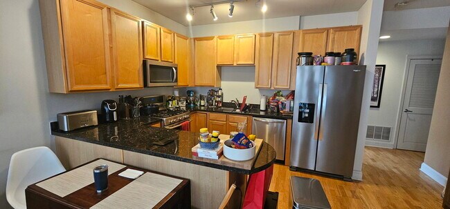 Building Photo - 2330 W St Paul Ave