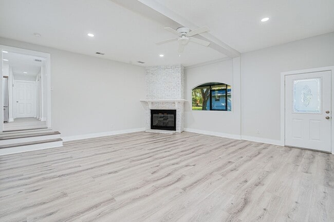 Building Photo - Stunning Remodeled 3-Bedroom Home in Prime...
