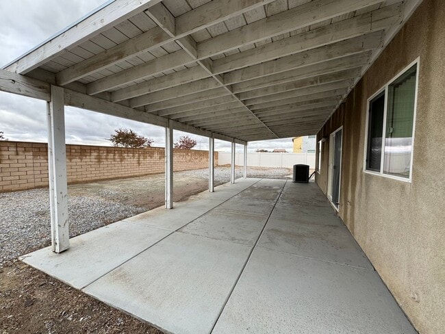 Building Photo - Spacious 3 Bedroom Home in Victorville