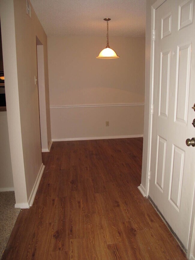 Interior Photo - RELR