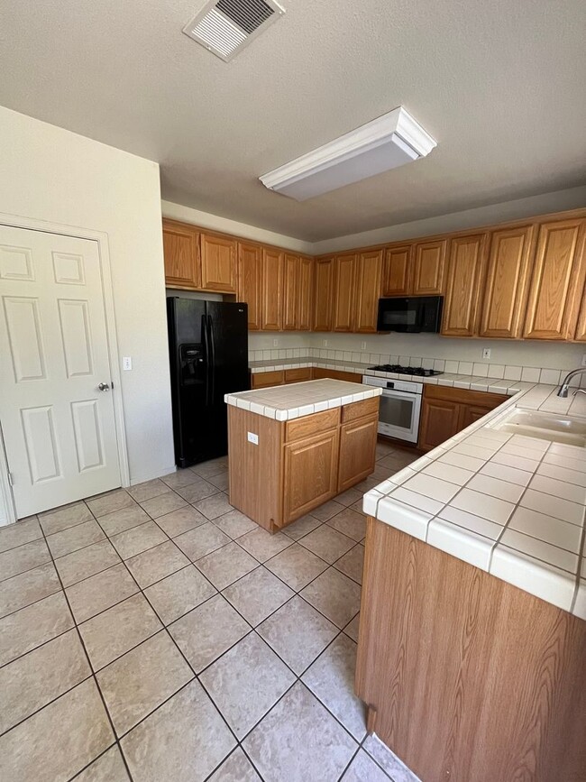 Building Photo - Large 5 Bedroom Home in Mace Ranch