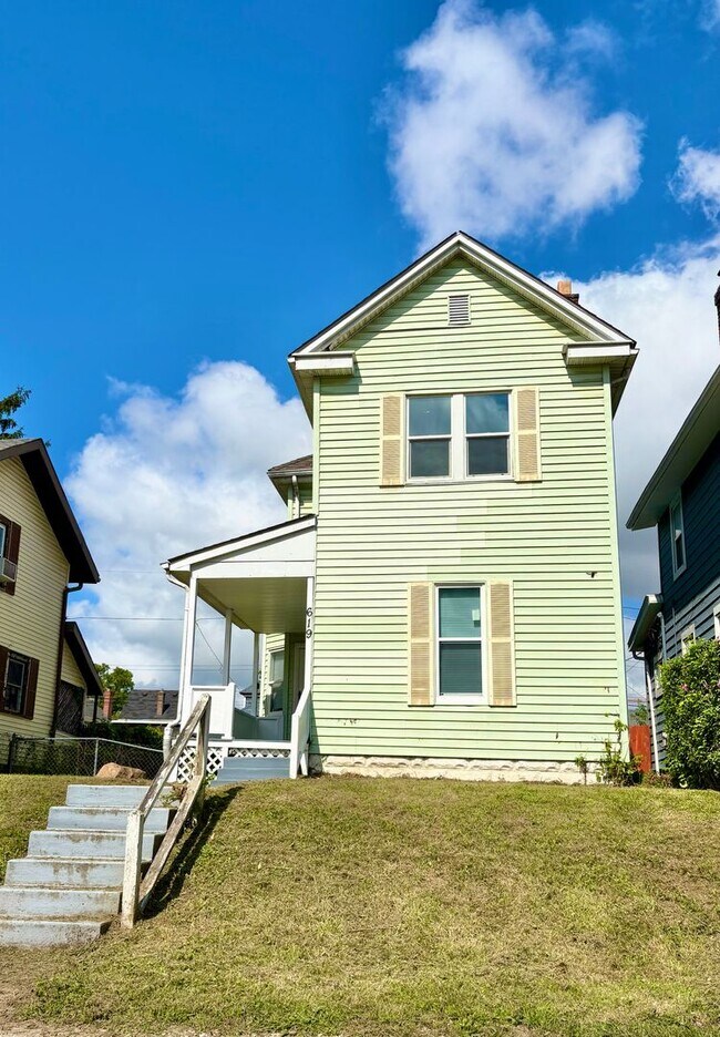 Building Photo - 619 S 22nd St