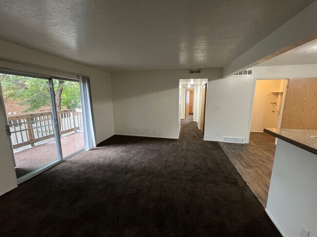 Building Photo - Cozy 3B/1 Bath Apartment in Millcreek