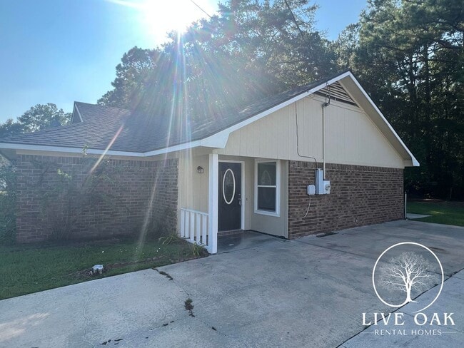 Building Photo - SUMMER MOVE-IN SPECIAL: $500 OFF 1st MONTH...