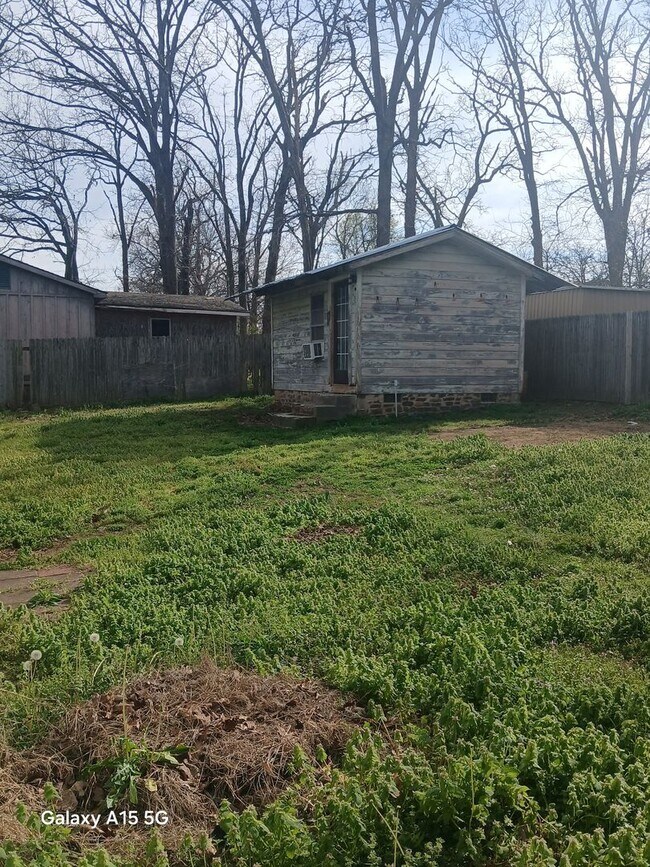 Building Photo - inviting 3-bedroom, 2-bath residence