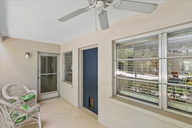 Building Photo - Beautifully updated 2 bed/2 bath located c...