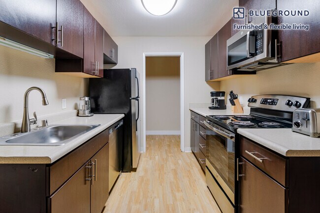 Building Photo - 950 E Hillsdale Blvd