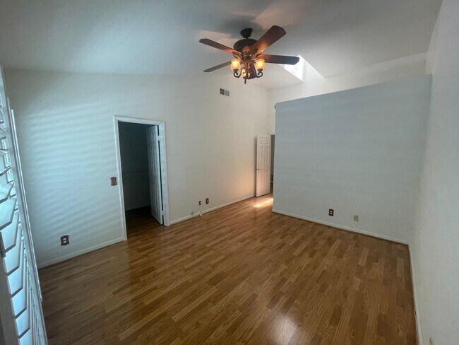 Building Photo - Bright and Spacious End-Unit Townhome in t...