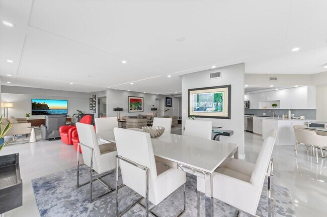 Building Photo - 1900 Consulate Pl