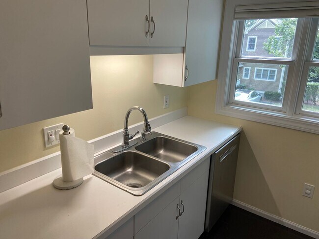 Building Photo - WOW!! BRIGHT AND SPACIOUS WATERTOWN UNIT W CENTRAL AIR, WASHER/DRYER