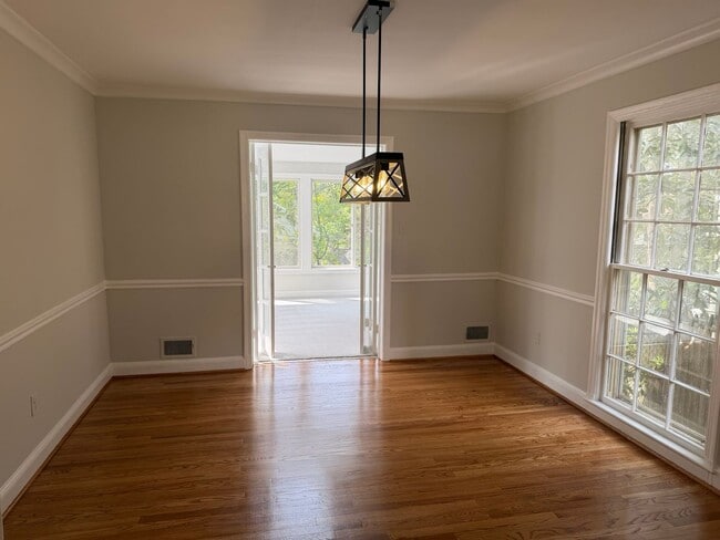 Building Photo - Lovely Home In Sought After Westmoreland Hills