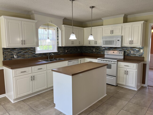 Building Photo - 4010 Nantucket Cir
