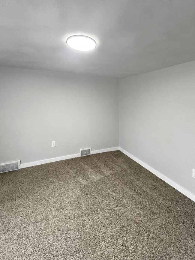 Building Photo - Welcome to this newly remodeled gem located in the heart of Collier, PA.