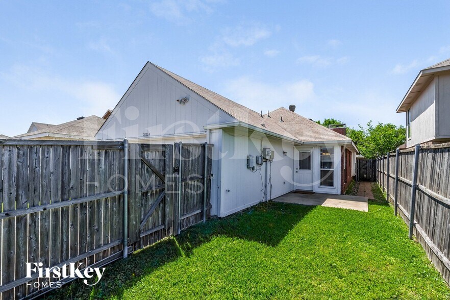 Building Photo - 2021 Greenview Dr