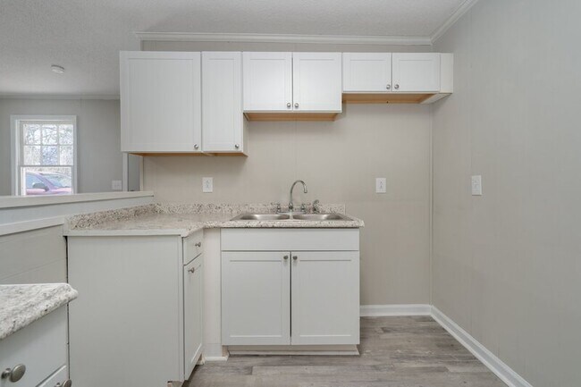 Building Photo - 916 E Raleigh Blvd