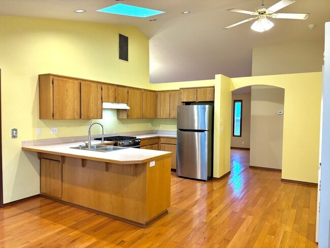 Building Photo - Spacious Ranch Style Home w/ private patio and yard, 2 car garage and vaulted ceilings